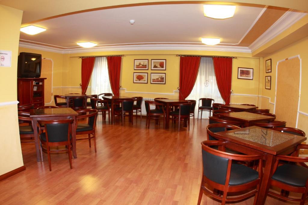 Hostal Torres San Leonardo de Yagüe エクステリア 写真